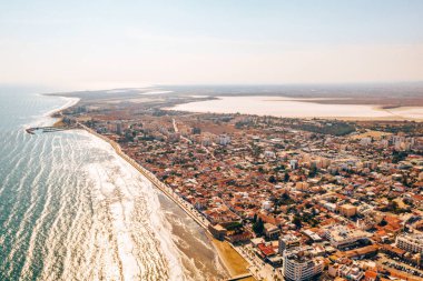 10 Kasım 2018, Larnaka, Kıbrıs. Ana caddenin Larnaka, Katedral ve Kıbrıs'ta Finikoudes plaj güzel manzara  