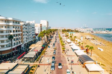 10 Kasım 2018, Larnaka, Kıbrıs. Ana caddenin Larnaka, Katedral ve Kıbrıs'ta Finikoudes plaj güzel manzara  