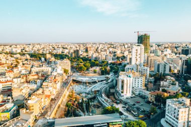 10 Kasım 2018. Lefkoşa, Kıbrıs. İkonik duvarlı Başkent Lefkoşa'da Kıbrıs hava yüksek irtifa görünümü 