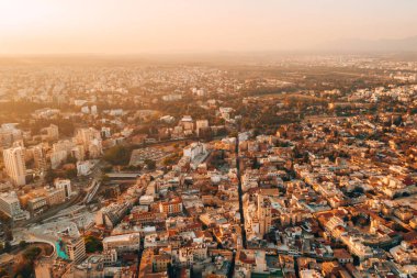 10 Kasım 2018. Lefkoşa, Kıbrıs. İkonik duvarlı Başkent Lefkoşa'da Kıbrıs hava yüksek irtifa görünümü 