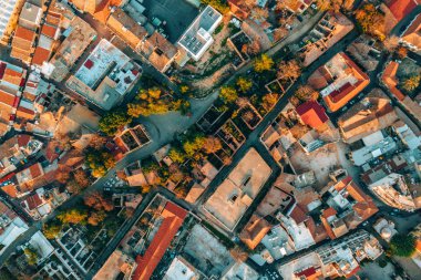 10 Kasım 2018. Lefkoşa, Kıbrıs. İkonik duvarlı Başkent Lefkoşa'da Kıbrıs hava yüksek irtifa görünümü 