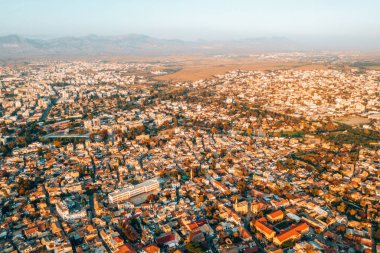 10 Kasım 2018. Lefkoşa, Kıbrıs. İkonik duvarlı Başkent Lefkoşa'da Kıbrıs hava yüksek irtifa görünümü 