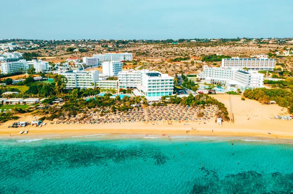 หาด Nissi Ayia Napa าความสะอาดภาพทางอากาศของชายหาดท องเท ยวท อเส ยงในไซปร สอร — ภาพถ่ายสต็อก