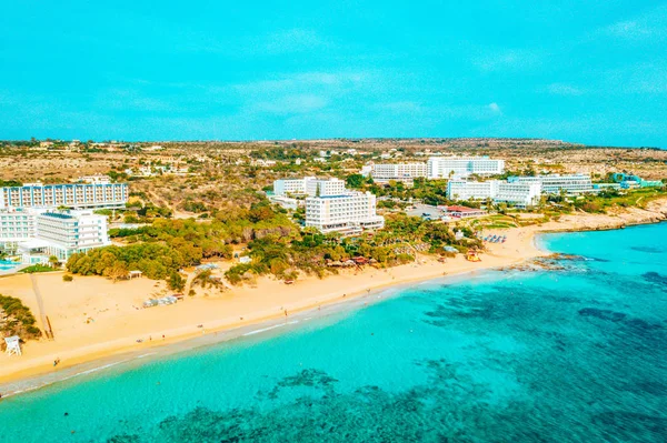 Ayia Napa 'daki Nissi plajı, Kıbrıs' taki ünlü turist plajının temiz hava fotoğrafı. Kıbrıs 'ın en iyi tatil yeri, Nissi plajı, oteller, körfezler, parklar.