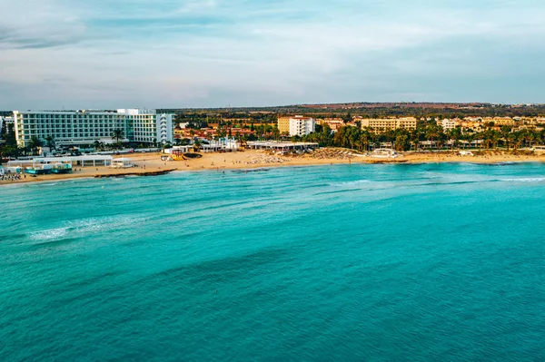 หาด Nissi Ayia Napa าความสะอาดภาพทางอากาศของชายหาดท องเท ยวท อเส ยงในไซปร สอร — ภาพถ่ายสต็อก