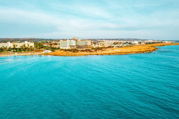 Ayia Napa 'daki Nissi plajı, Kıbrıs' taki ünlü turist plajının temiz hava fotoğrafı. Kıbrıs 'ın en iyi tatil yeri, Nissi plajı, oteller, körfezler, parklar.