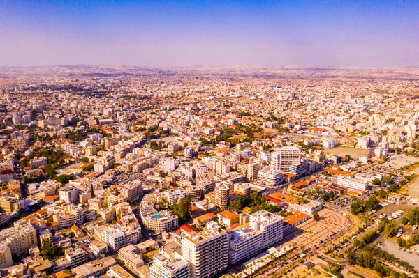 10 Kasım 2018, Larnaka, Kıbrıs. Ana caddenin Larnaka, Katedral ve Kıbrıs'ta Finikoudes plaj güzel manzara 