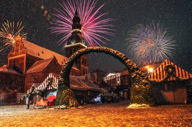 Noel pazarı ve Eski Riga, Letonya Dome Meydanı'nda yer alan ana Noel ağacı. Old Riga şehir üzerinde havai fişek.
