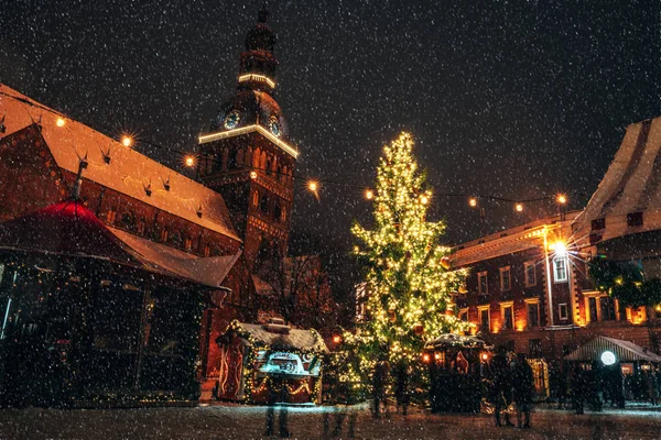 Riga Lettland Weihnachtsmarktpanorama Auf Dem Domplatz Mit Rigaer Dom Weihnachtsbaum — Stockfoto