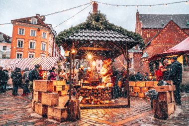 Riga, Letonya - 24 Aralık 2018: İnsanlar Noel pazarı kış Riga'da Letonya tadını çıkarın.