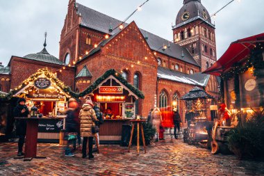 Riga, Letonya - 24 Aralık 2018: İnsanlar Noel pazarı kış Riga'da Letonya tadını çıkarın.
