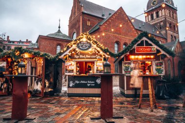 Riga, Letonya - 24 Aralık 2018: İnsanlar Noel pazarı kış Riga'da Letonya tadını çıkarın.