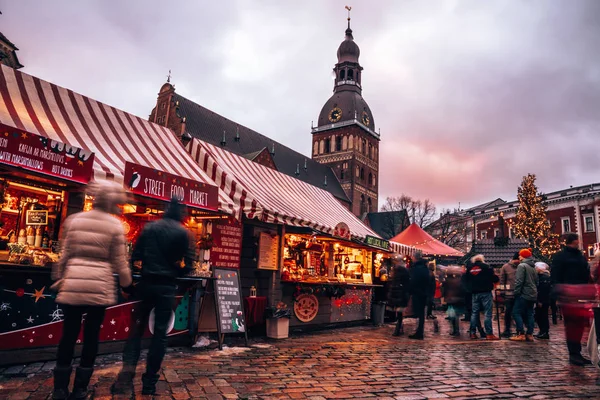 Riga Letonya Aralık 2018 Nsanlar Noel Pazarı Kış Riga Letonya — Stok fotoğraf