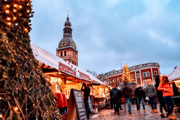 Riga Lettland Dezember 2018 Die Menschen Genießen Den Weihnachtsmarkt Winter — Stockfoto