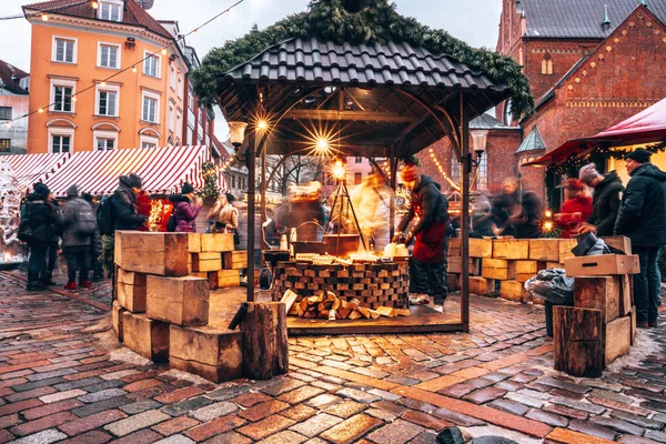 Riga Letonia Diciembre 2018 Gente Disfruta Del Mercado Navideño Invierno — Foto de Stock