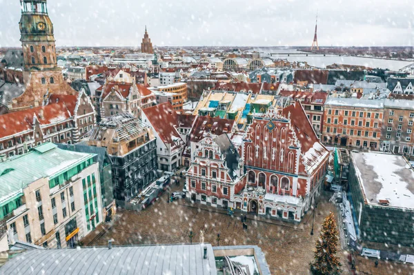 Der Rathausplatz Mit Dem Schwarzhäupterhaus Und Der Statue Des Heiligen — Stockfoto