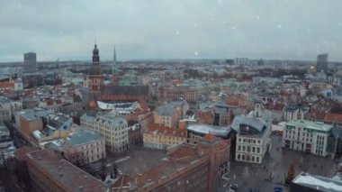 Letonya Riga tarihi kent kışın Noel günü panoramik havadan görünümü