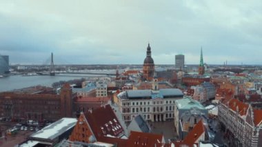 Letonya Riga tarihi kent kışın Noel günü panoramik havadan görünümü