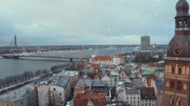 Letonya Riga tarihi kent kışın Noel günü panoramik havadan görünümü