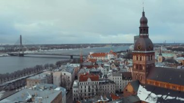 Letonya Riga tarihi kent kışın Noel günü panoramik havadan görünümü