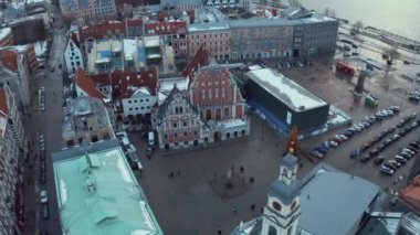 Letonya Riga tarihi kent kışın Noel günü panoramik havadan görünümü