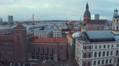 Letonya Riga tarihi kent kışın Noel günü panoramik havadan görünümü