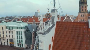 Letonya Riga tarihi kent kışın Noel günü panoramik havadan görünümü