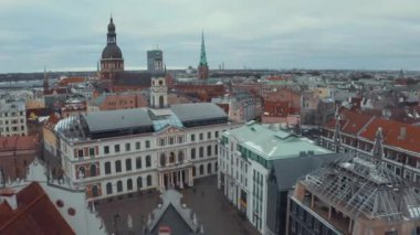Letonya Riga tarihi kent kışın Noel günü panoramik havadan görünümü