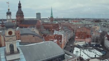 Letonya Riga tarihi kent kışın Noel günü panoramik havadan görünümü