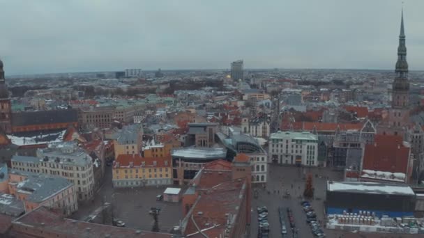 ラトビアの冬クリスマスの日の間にリガ旧市街のパノラマ空撮 — ストック動画