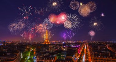 31 Aralık 2012. Paris, Fransa. Güzel Eyfel Kulesi havai fişek Eyfel Kulesi'ne yakın: