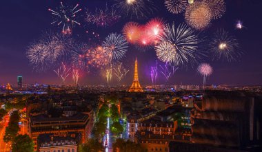 31 Aralık 2012. Paris, Fransa. Güzel Eyfel Kulesi havai fişek Eyfel Kulesi'ne yakın: