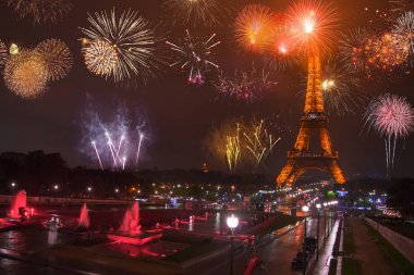 31 Aralık 2012. Paris, Fransa. Güzel Eyfel Kulesi havai fişek Eyfel Kulesi'ne yakın: