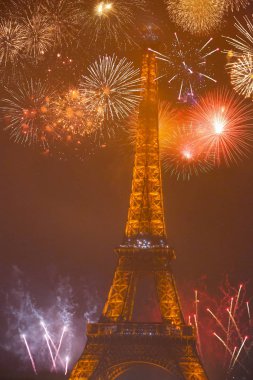 31 Aralık 2012. Paris, Fransa. Güzel Eyfel Kulesi havai fişek Eyfel Kulesi'ne yakın: