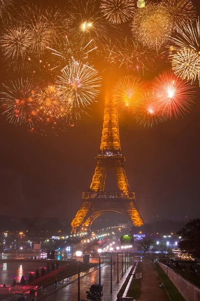 31 Aralık 2012. Paris, Fransa. Güzel Eyfel Kulesi havai fişek Eyfel Kulesi'ne yakın: