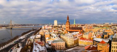 5 Ocak 2018. Riga, Letonya. Güzel hava kış günü Riga tarihi kent üzerinde. Güneşli kış günü.