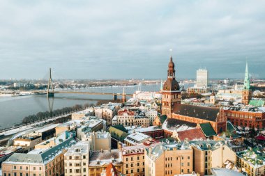 5 Ocak 2018. Riga, Letonya. Güzel hava kış günü Riga tarihi kent üzerinde. Güneşli kış günü.