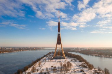 5 Ocak 2019. Riga, Letonya. Riga radyo ve televizyon kulesi - Avrupa Birliği'nin en yüksek kulenin hava kış manzarası. Fon ile 1989 yılında inşa edilmiş Sovyetler Birliği.