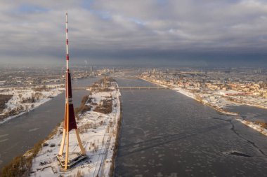 5 Ocak 2019. Riga, Letonya. Riga radyo ve televizyon kulesi - Avrupa Birliği'nin en yüksek kulenin hava kış manzarası. Fon ile 1989 yılında inşa edilmiş Sovyetler Birliği.