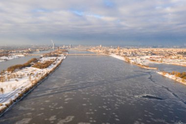 Hava kış görünümü üzerinde Daugava Nehri Riga, Letonya. 