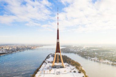 5 Ocak 2019. Riga, Letonya. Riga radyo ve televizyon kulesi - Avrupa Birliği'nin en yüksek kulenin hava kış manzarası. Fon ile 1989 yılında inşa edilmiş Sovyetler Birliği. 