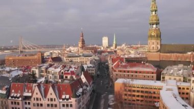 Letonya Riga tarihi kent kışın Noel günü panoramik havadan görünümü