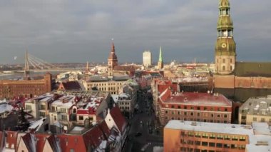 Letonya Riga tarihi kent kışın Noel günü panoramik havadan görünümü