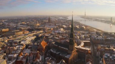 Letonya Riga tarihi kent kışın Noel günü panoramik havadan görünümü