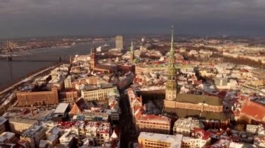 Letonya Riga tarihi kent kışın Noel günü panoramik havadan görünümü