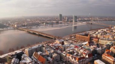 Letonya Riga tarihi kent kışın Noel günü panoramik havadan görünümü