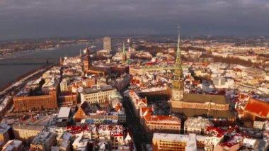 Letonya Riga tarihi kent kışın Noel günü panoramik havadan görünümü