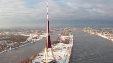 Riga, Letonya başkenti Tv kulede havadan görünümü. Avrupa Birliği'nin en yüksek binası.