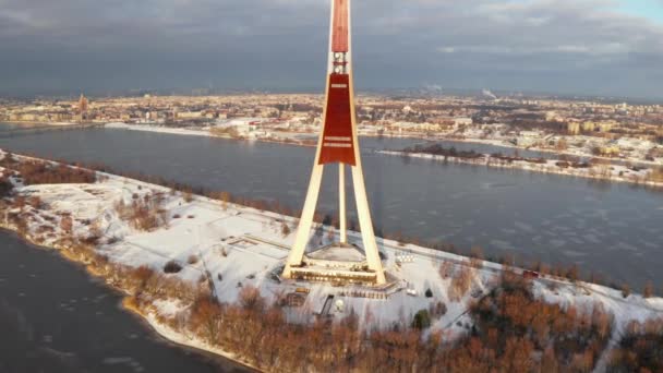拉脱维亚首都里加电视塔鸟图 欧盟最高的建筑 — 图库视频影像