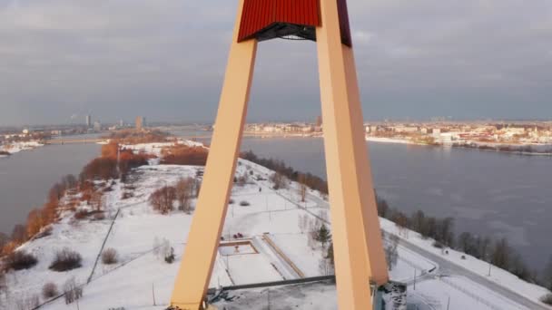 ラトビアの首都のテレビ塔の空撮 欧州連合で最も高い建物 — ストック動画
